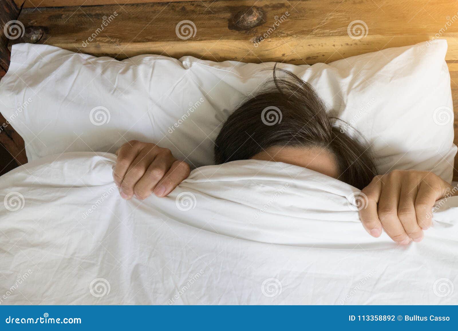 lengte soep Moeras Mens Het Verbergen in Bed Onder De Deken Thuis Stock Foto - Image of deken,  huid: 113358892