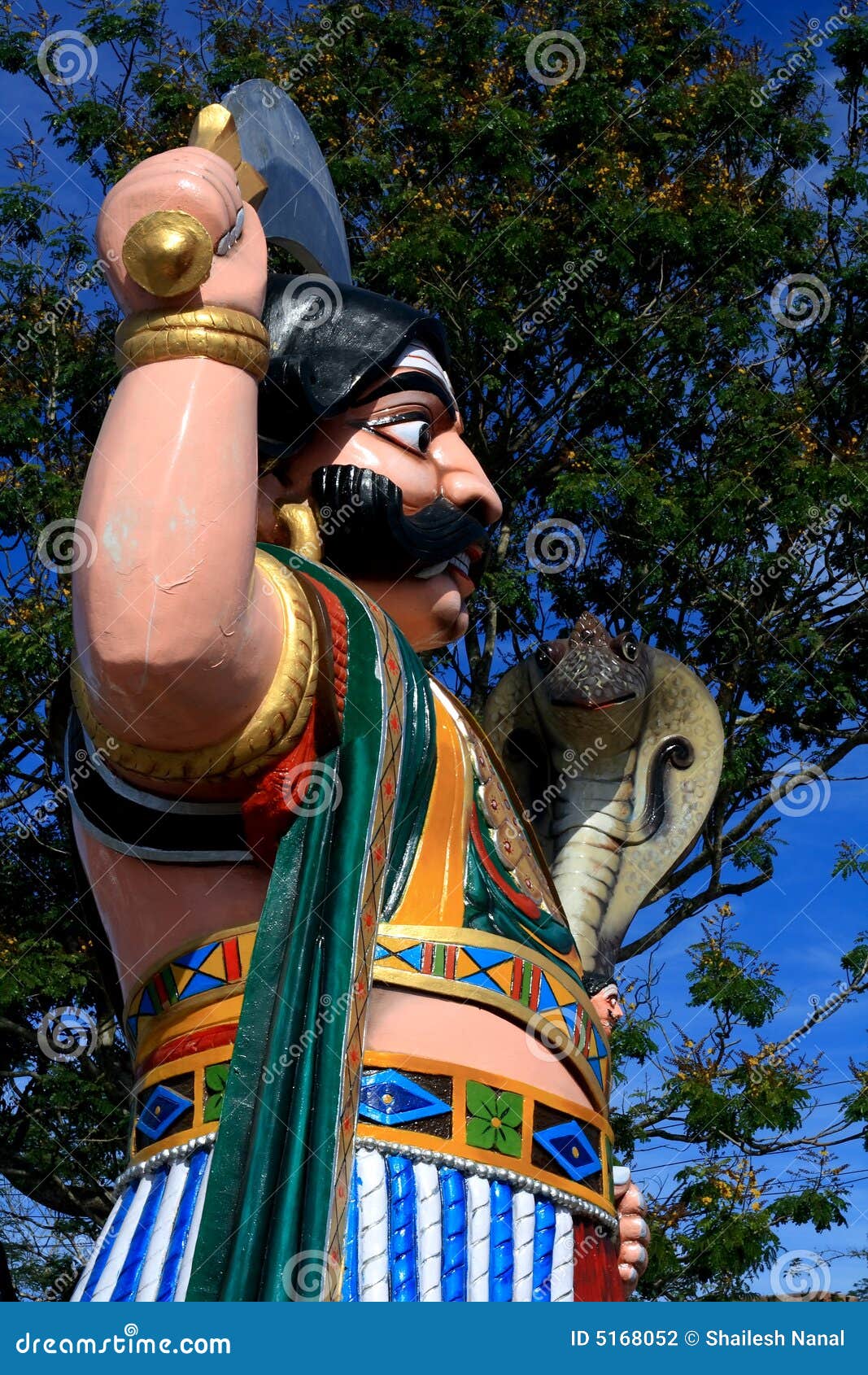 Mens met machetestandbeeld. Groot, kleurrijk standbeeld van de mens van India die een machete houden.