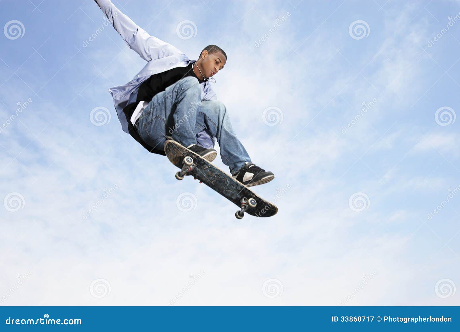 Mens Op Skateboard in Midair Stock Afbeelding - Image of geschiktheid ...