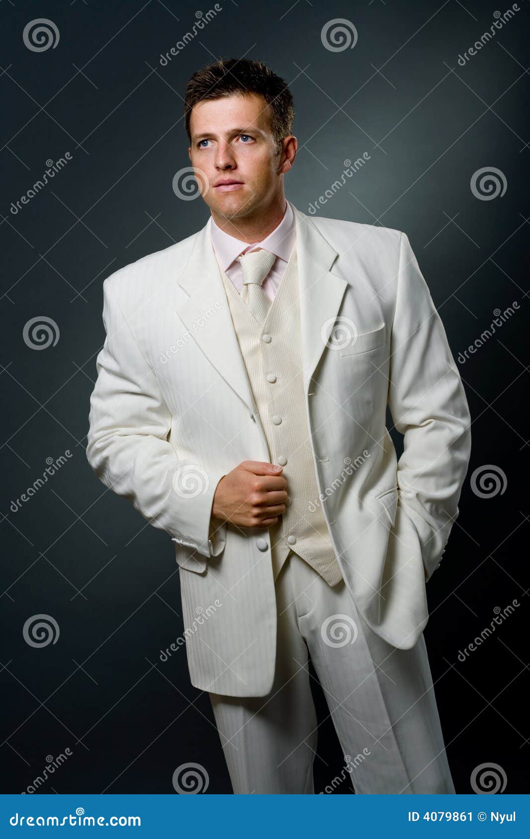Uitvoerder wenselijk kanaal Mens in wit kostuum stock afbeelding. Image of binnen - 4079861