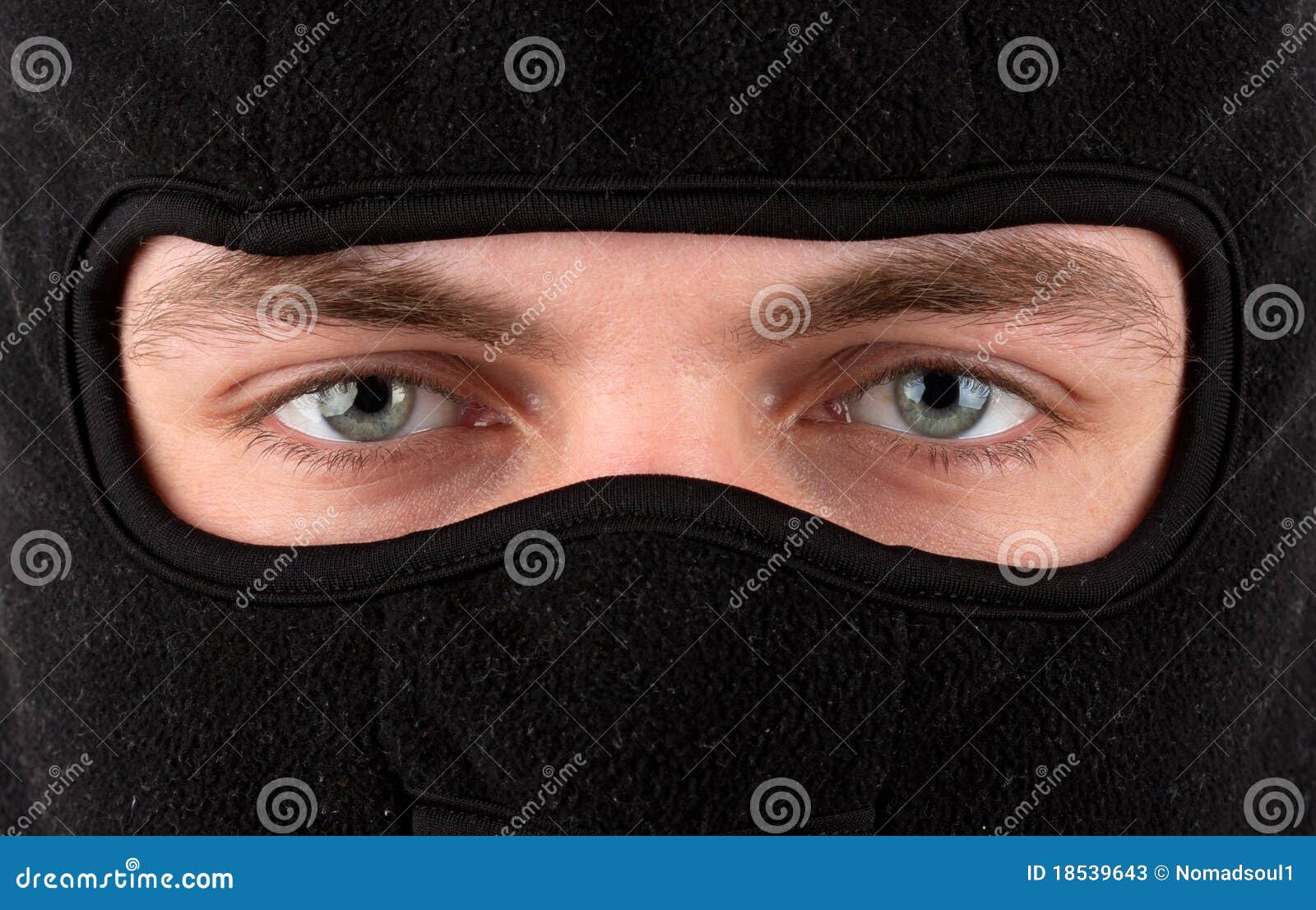 Mens in zwarte balaclava stock afbeelding. Image of uitziend - 18539643