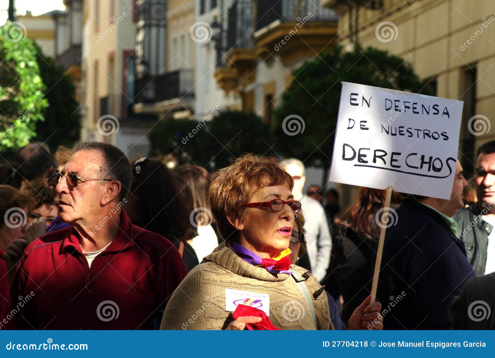 Mensen die in een demonstratie 15 marcheren. Dit zijn sommige mensen in een demonstratie (de algemene staking van November) Plaats: Van Sevilla (Spanje) de Datum: 14 November 2012Event: Algemene staking
