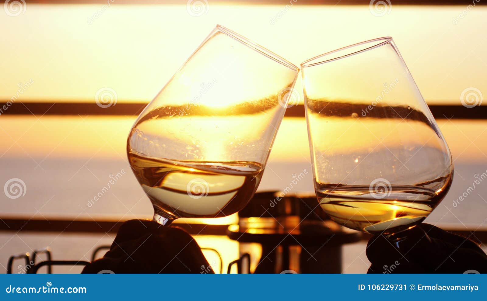 Super Mensen Die Glas Die Wijn Houden, Een Toost Over Zonsondergang GJ-35