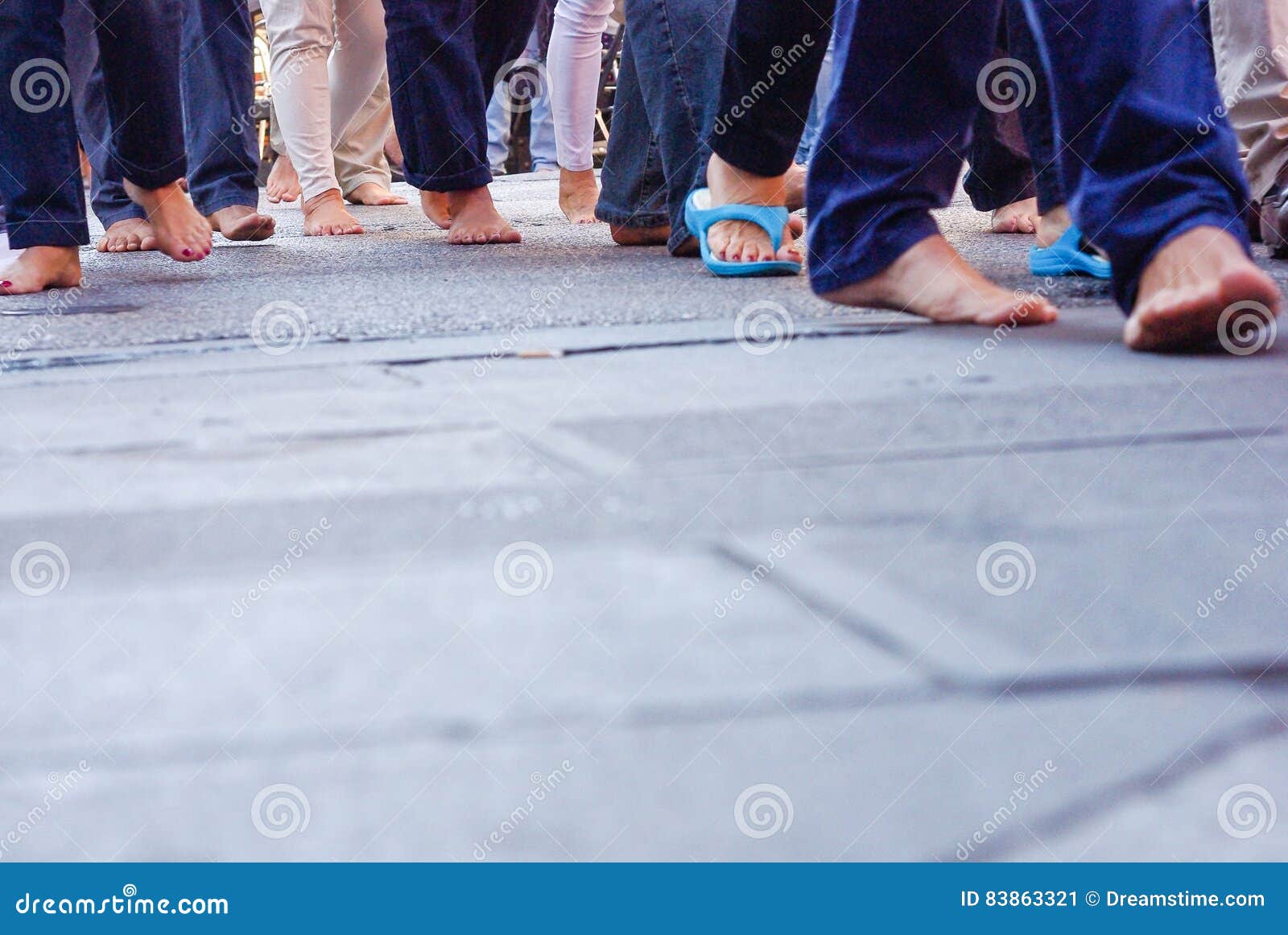 Mensen die op naakte voet gaan. Een groep die mensen op naakte voet, als in een godsdienstige optocht gaan