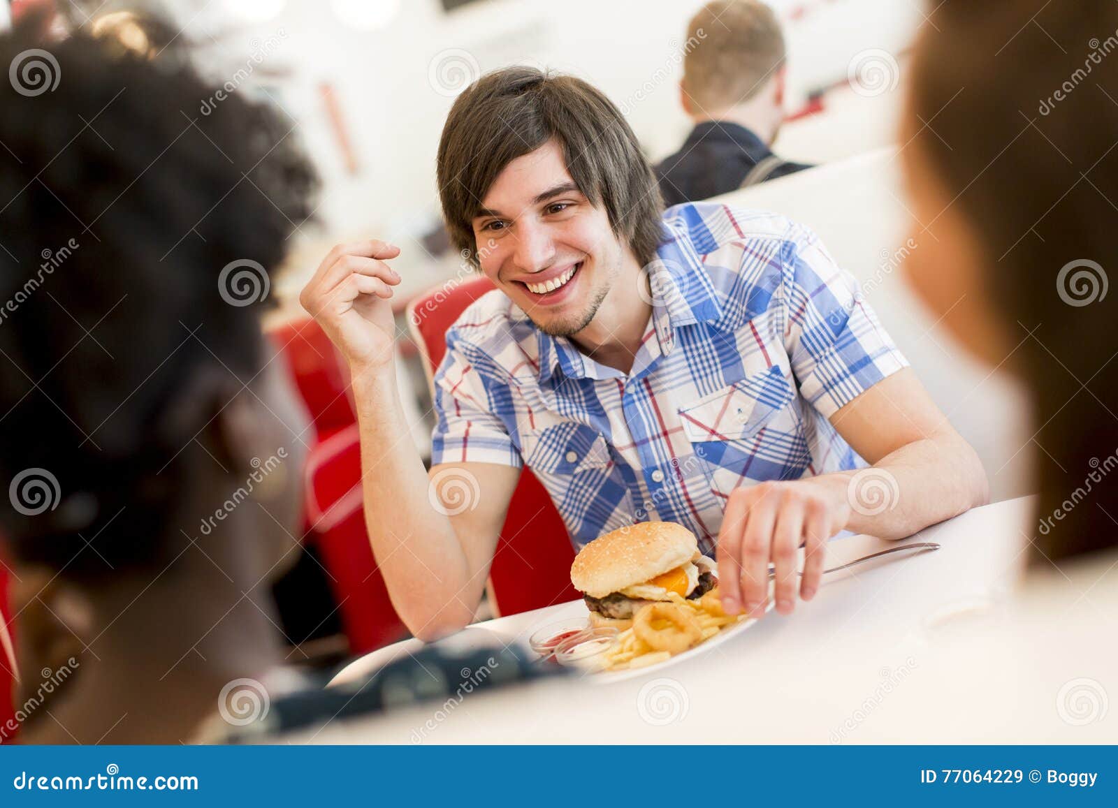 Mensen in diner. Vrienden die snel voedsel eten bij de lijst in diner