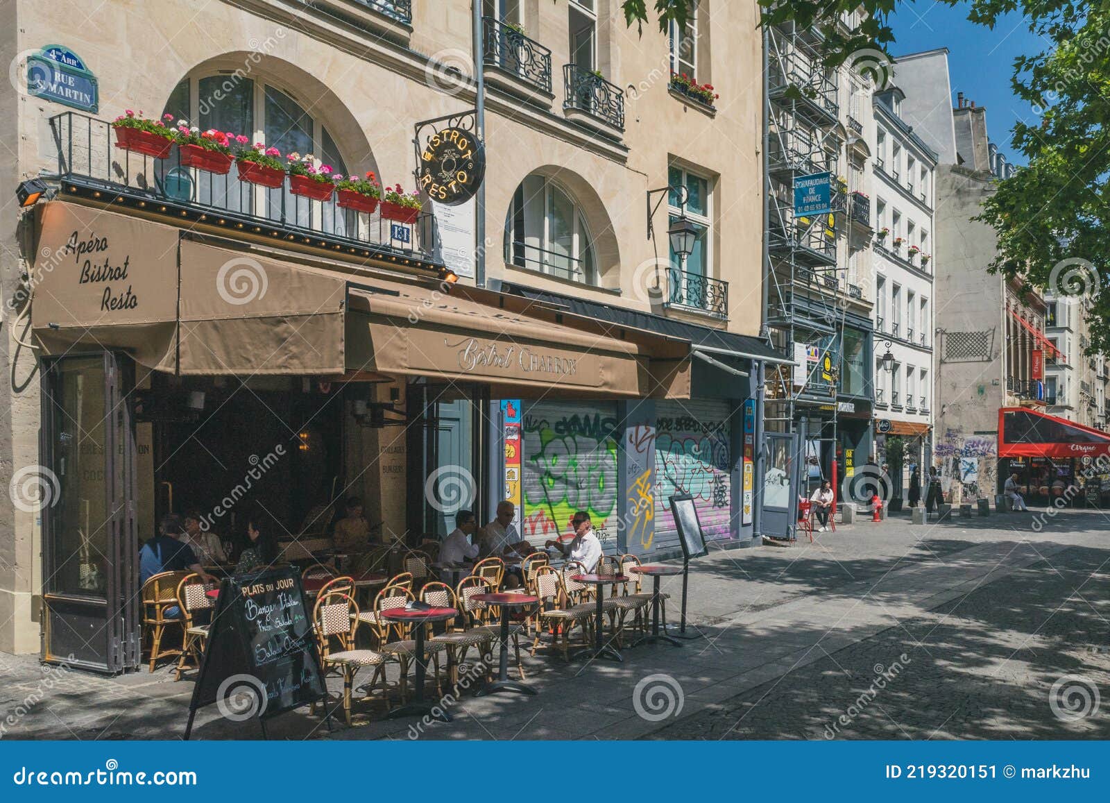 Mensen Eten in Het Terras Van Een Restaurant in De Buurt Van Pompidou  Redactionele Foto - Image of kapitaal, mensen: 219320151
