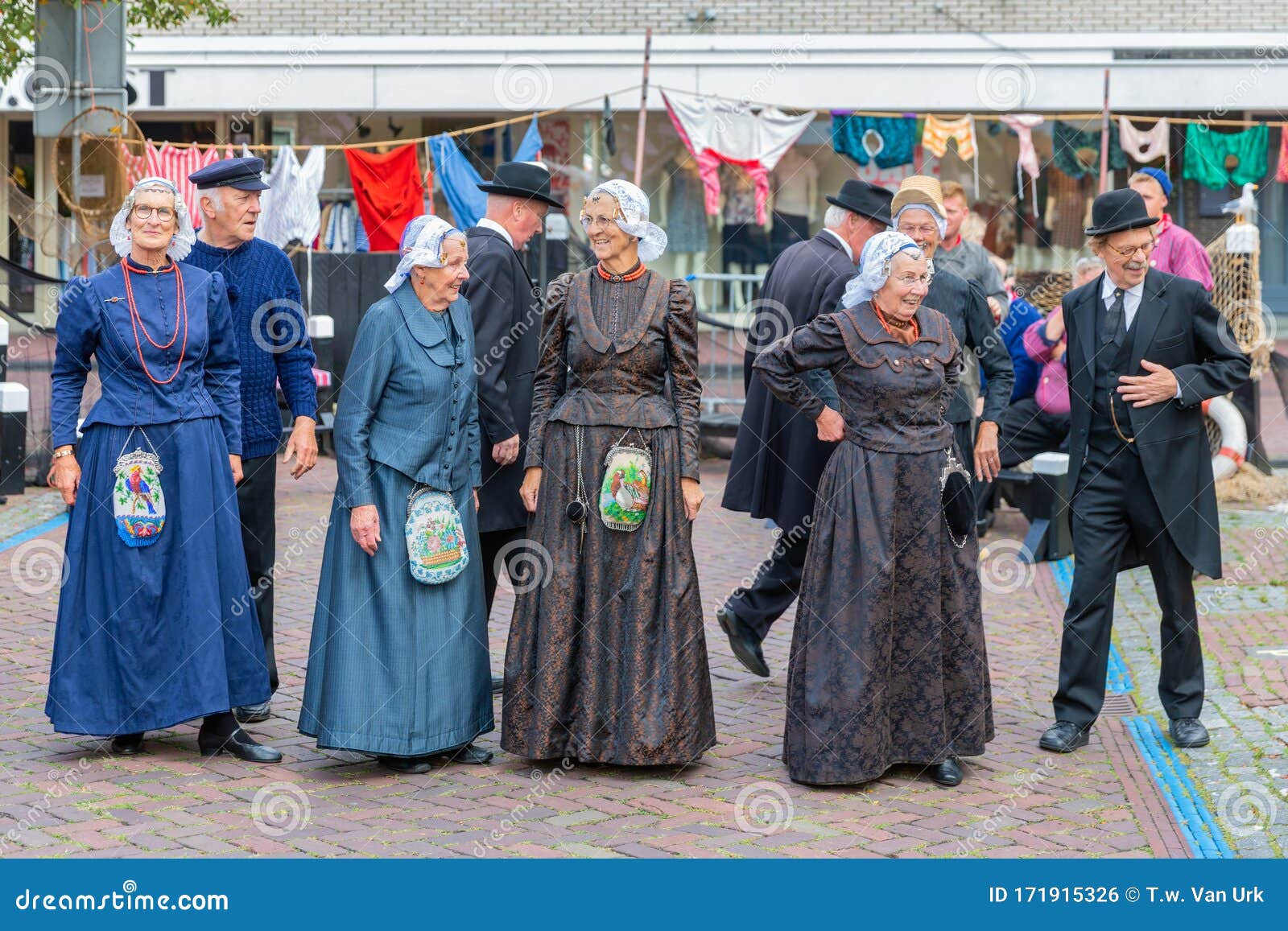 Mensen Met Traditionele Kleding En Hoofddeksels Op De Plaatselijke Beurs Nederland Redactionele Foto - Image of hoofddeksel, mooi: 171915326