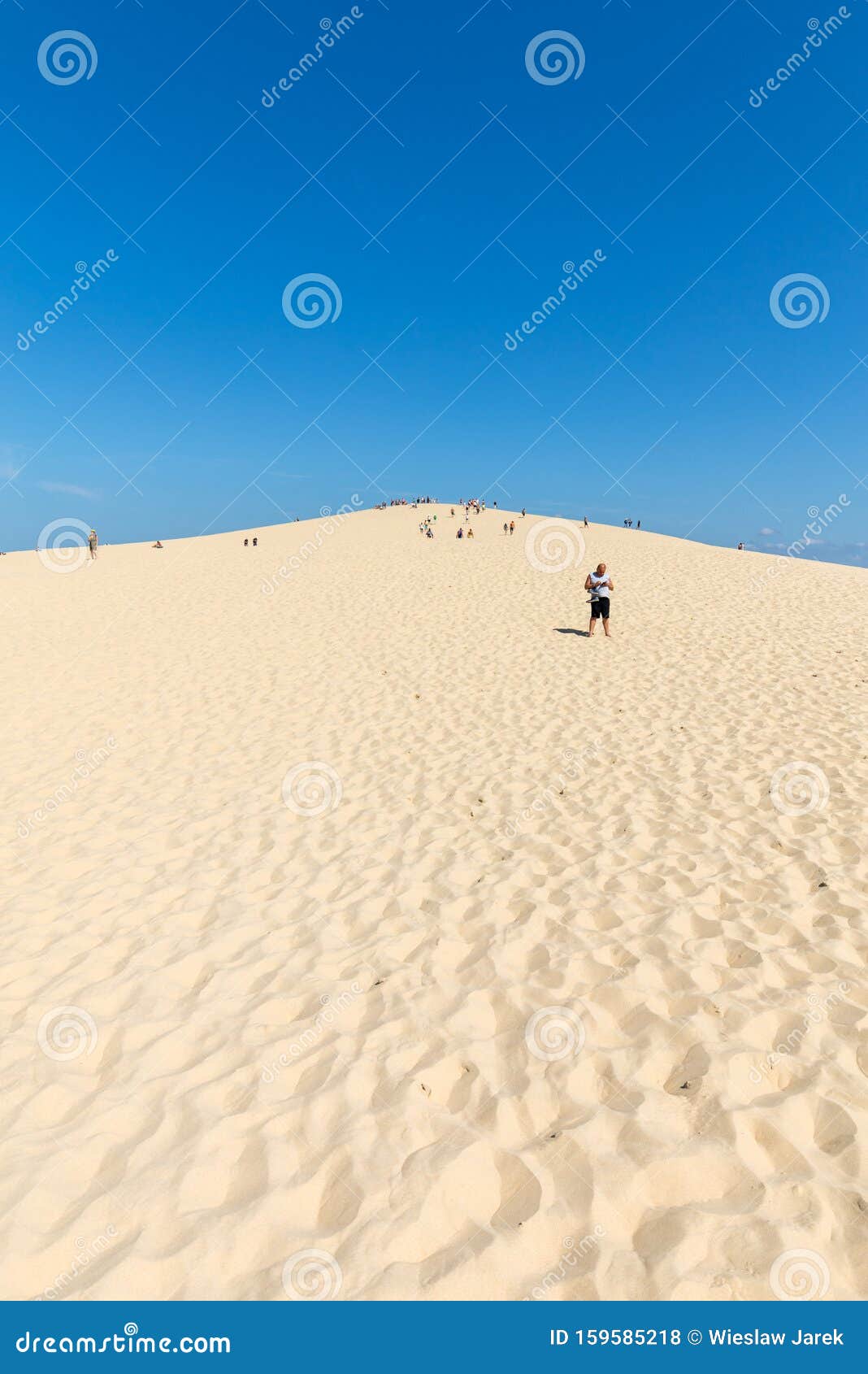 Mensen Op De Dune Van Pilat, De Grootste Zandduin in Europa La Teste-de ...