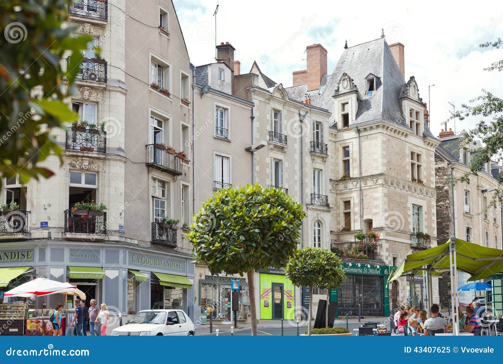 WOEDE, FRANKRIJK - JULI 28, 2014: mensen op Rue St Aubin-straat in Angers, Frankrijk Angers is stad in westelijk Frankrijk en het is het historische kapitaal van de provincie van Anjou