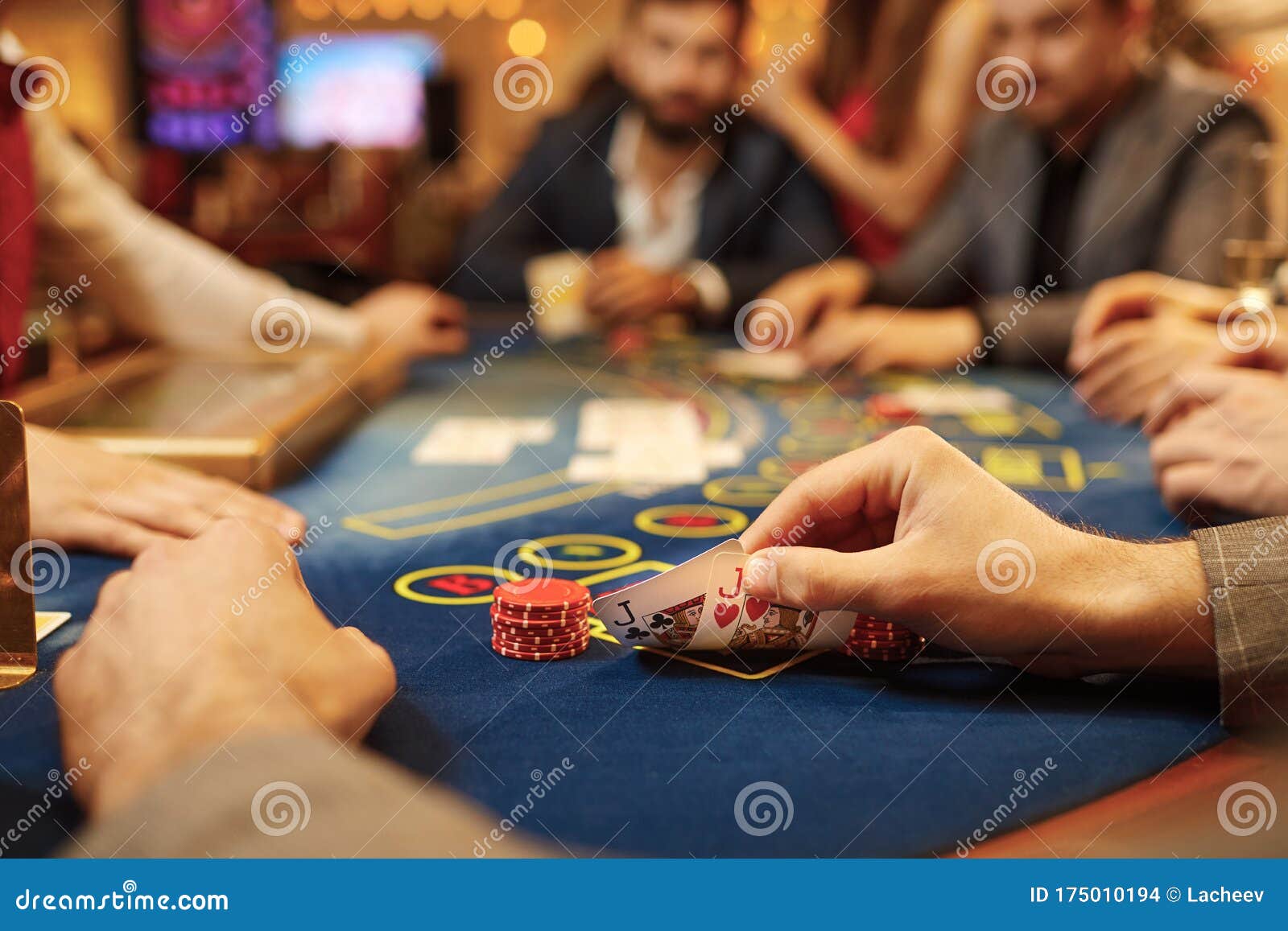 Mensen Spelen Poker Aan Tafel In Het Casino. Stock Foto - Image Of Mens,  Aantrekkingskracht: 175010194