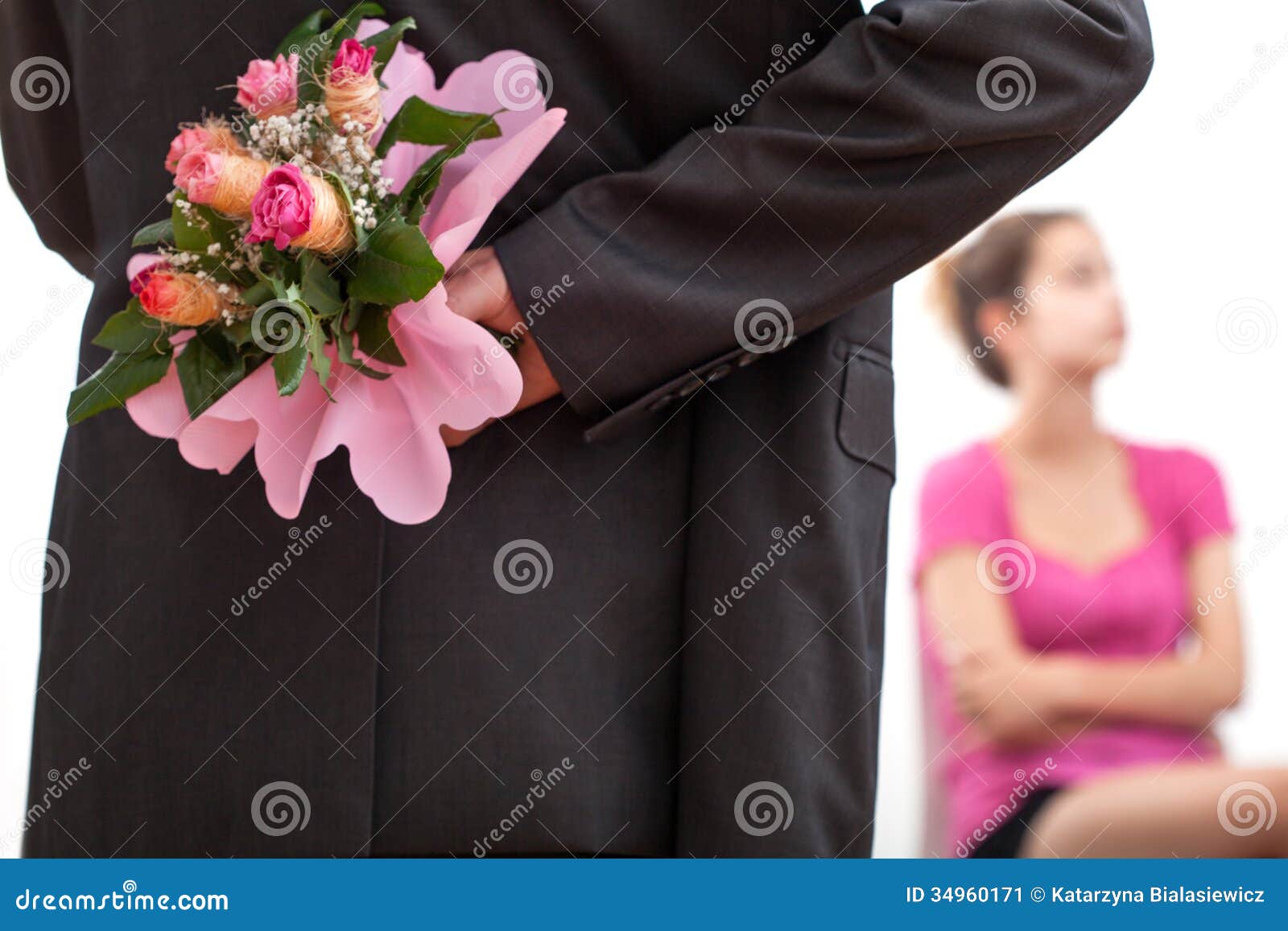Mensen verbergende bloemen. Een mens die een bos van bloemen voor zijn meisje achter zijn rug verbergen