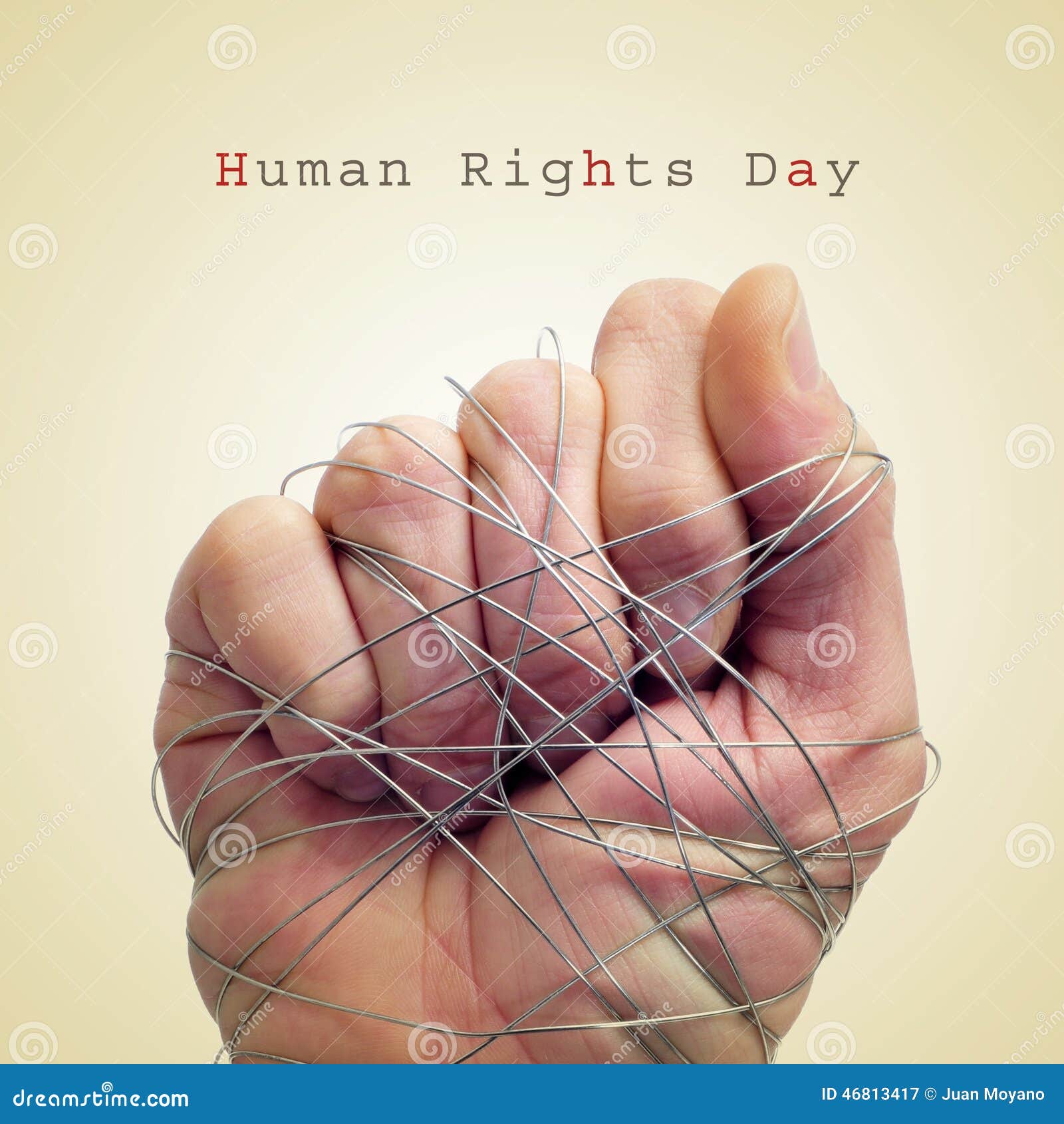 Mensenhand met draad en de dag die van tekstrechten van de mens wordt gebonden. Een mensenhand bond met draad en de dag van tekstrechten van de mens op een beige achtergrond
