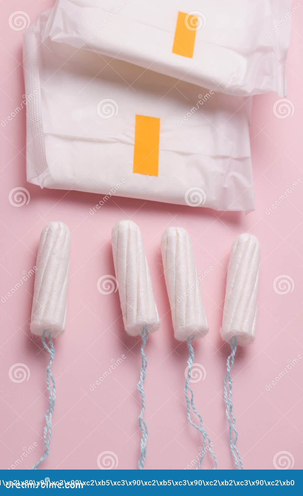 Foto de Menstruação Mulher Branca Deitada No Fundo Rosa Forro Feminino Com  Pena Vermelha Os Dias Críticos Das Mulheres e mais fotos de stock de  Algodão - Material Têxtil - iStock