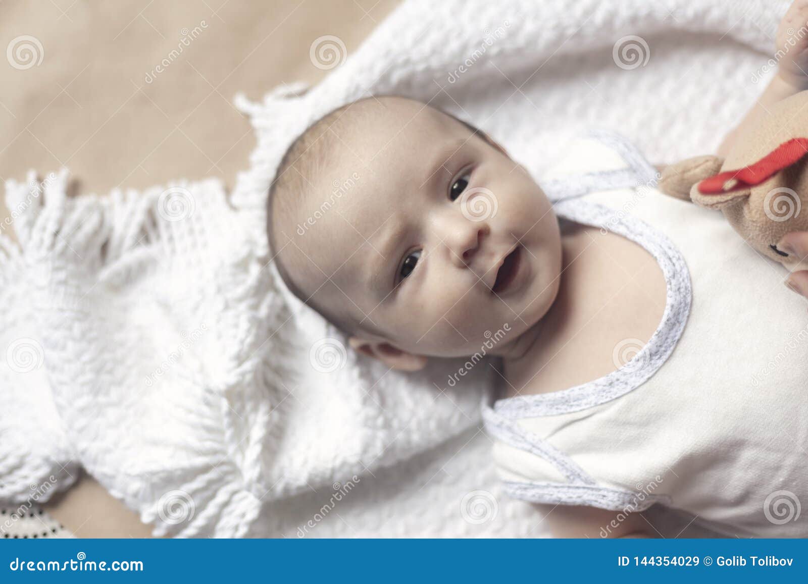 Mentira Del Bebe De 2 Meses Primer Del Bebe Recien Nacido Lindo Adorable De Dos Meses En La Materia Textil Suave Nino Precioso Qu Imagen De Archivo Imagen De Adorable Medio