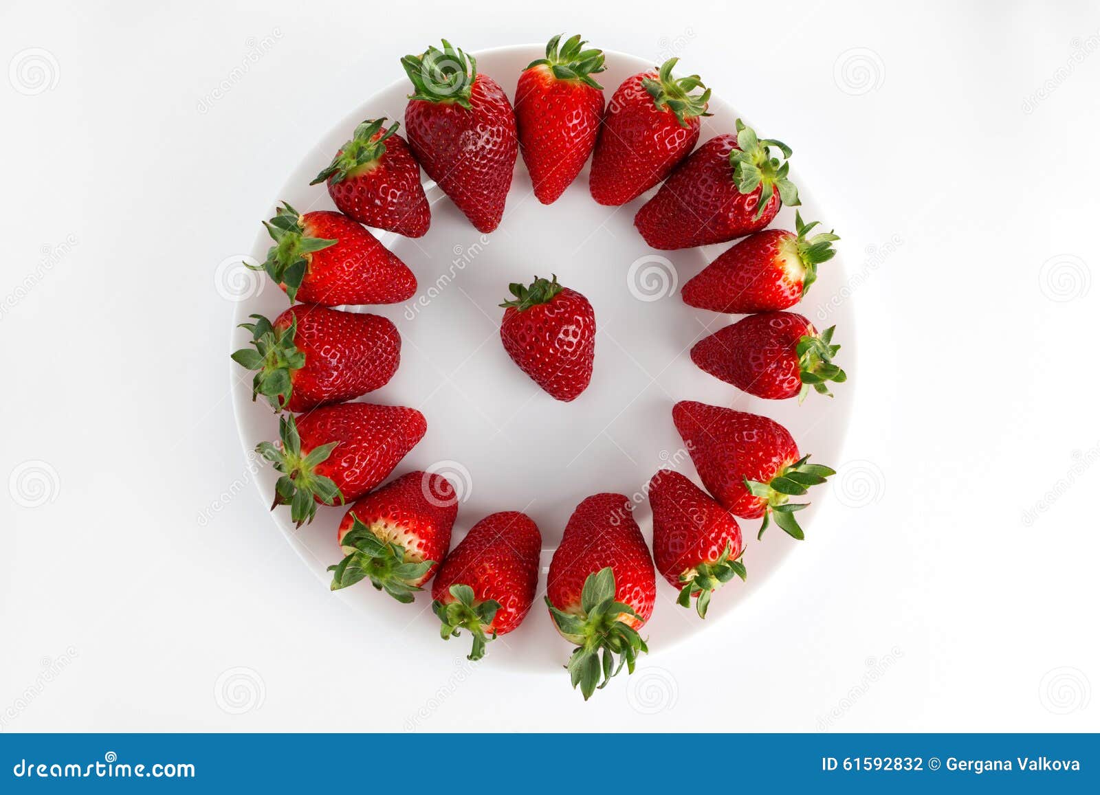 Menu della fragola Piatto con le fragole isolate su backg bianco. Menu sano della fragola Fragole in un piatto isolato su fondo bianco