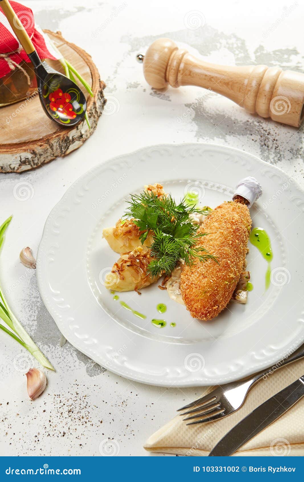 Menu gastronomico del ristorante di lusso. Alimento dello slavo Cotoletta nello stile di Kiev con le purè di patate e le erbe fresche