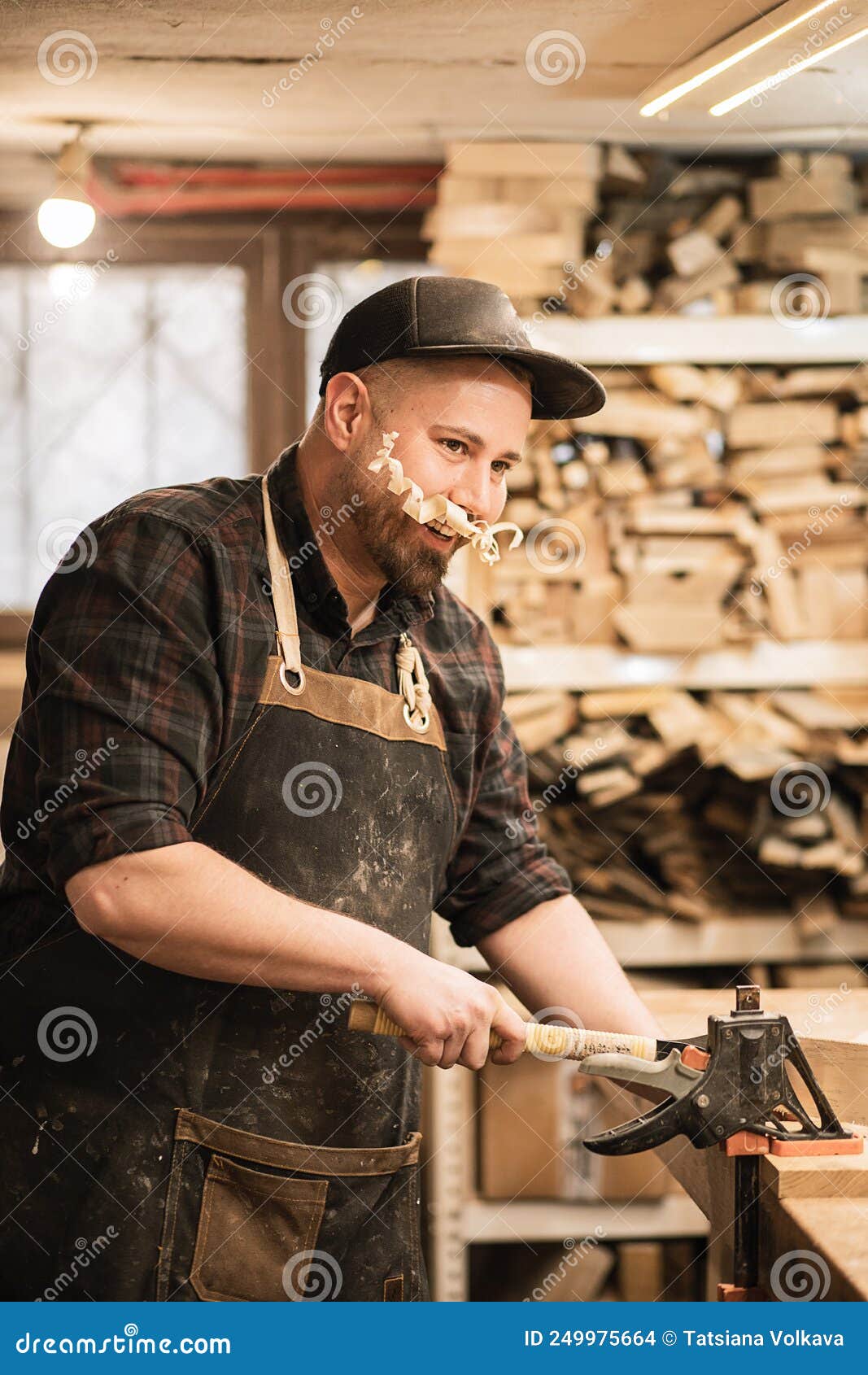 Menuisier Homme Vertical Dans Casquette Et Tablier De Protection Avec  Humoristique Rasage Puce Moustache Apprendre à Travailler Av Photo stock -  Image du constructeur, burin: 249975664