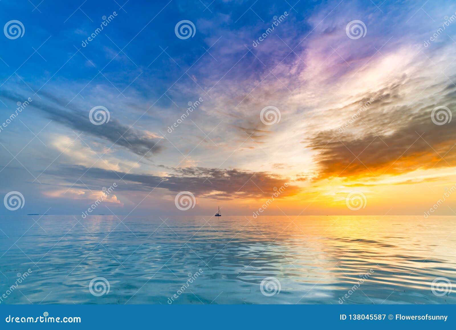 Mer Calme Inspiree Avec Le Ciel De Coucher Du Soleil Ocean De Meditation Et Fond De Ciel Horizon Colore Au Dessus De L Eau Image Stock Image Du Ocean Inspiree