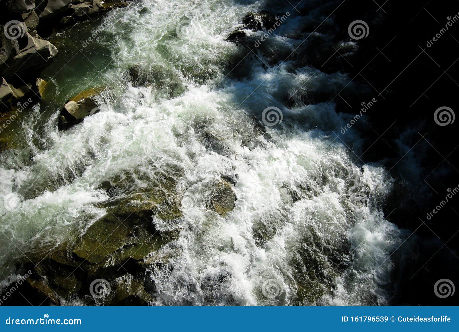 Meravigliose Cascate E Rapidi Di Pietra Sul Fiume Meraviglioso E Luminoso Potere Della Natura Immagine Stock Immagine Di Erba Cascata