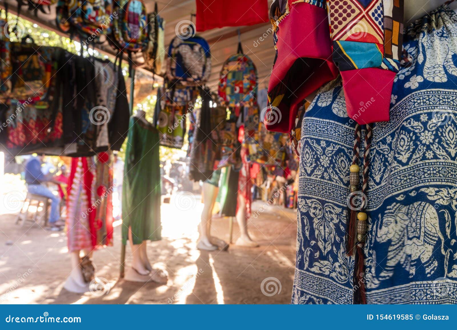 Seis coloridas telas africanas presentadas como vestidos en maniquíes en  Maputo, Mozambique Fotografía de stock - Alamy