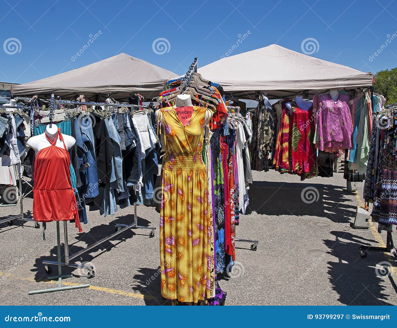 Mercado Al Aire Libre De La Ropa Fotografía editorial - Imagen de