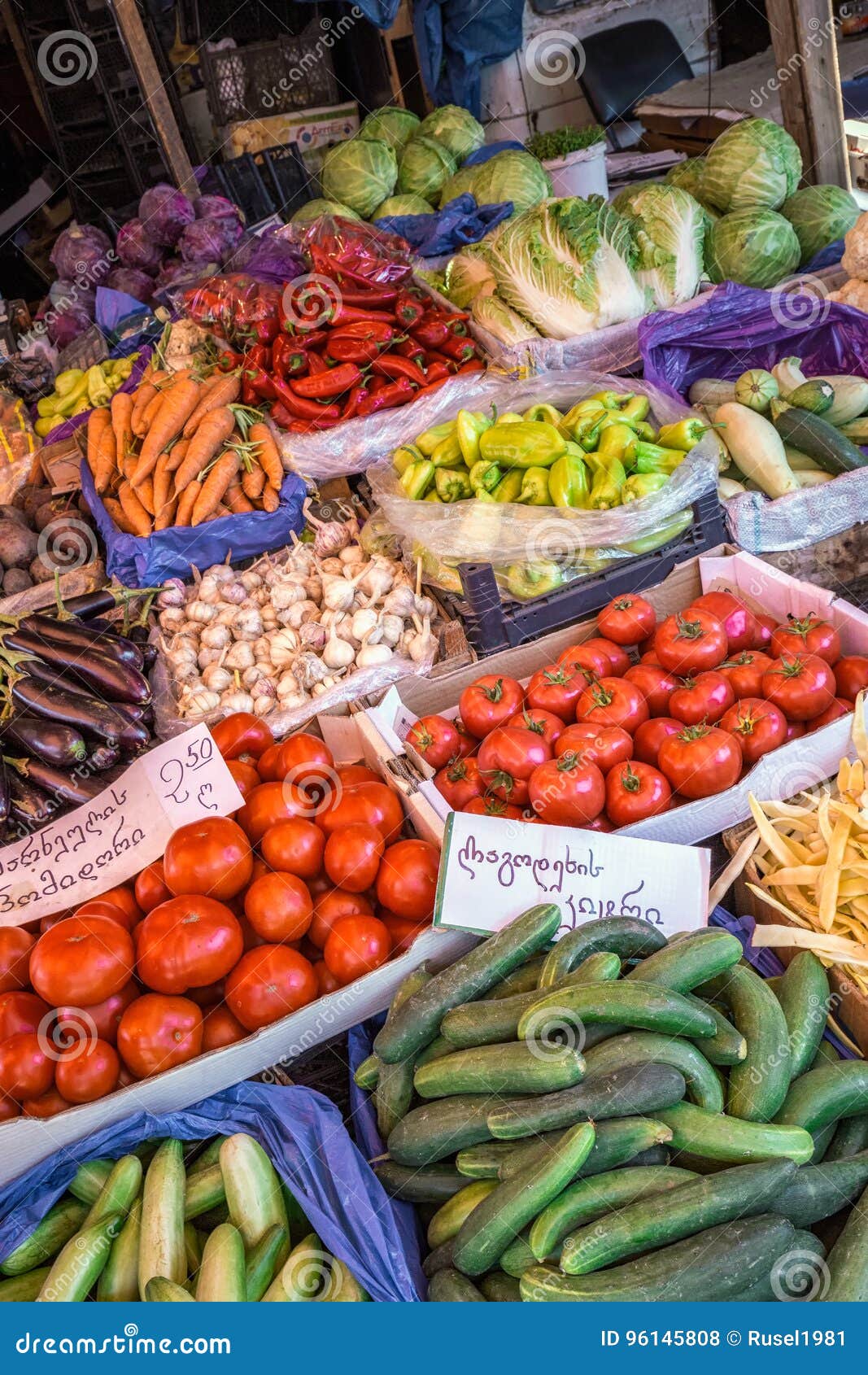 Mercado central Tbilisi. Comercialice la venta de productos agrícolas de las frutas y verduras Tbilisi, Georgia