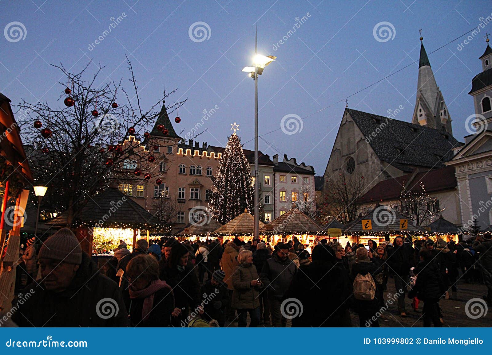 Mercado de Bressanone. El mercado apretado famoso de la Navidad del bressanone en Italia en la oscuridad