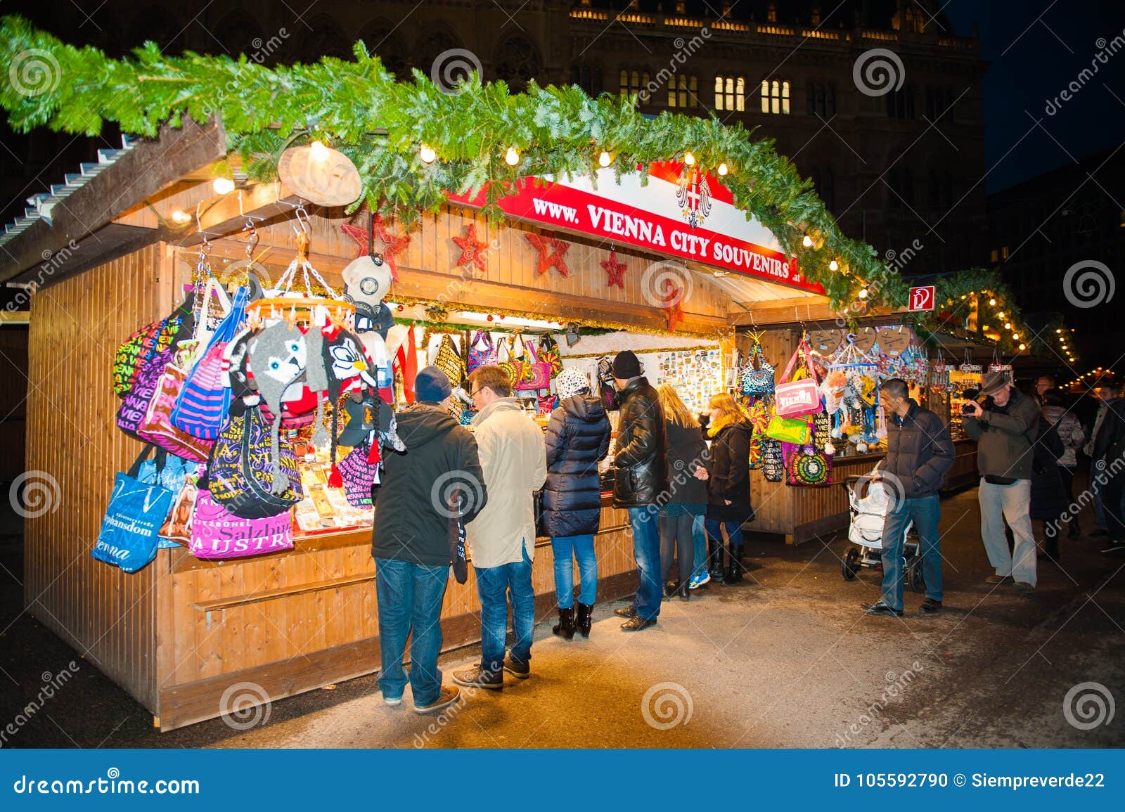 VIENA, AUSTRIA: 15 DE NOVIEMBRE DE 2013: Mercado de la Navidad en Viena, Austria, el 15 de noviembre de 2013 Estos mercados de la Navidad empezaron con las últimas Edades Medias en Alemania, Austria, el Tyrol del sur y Alsacia