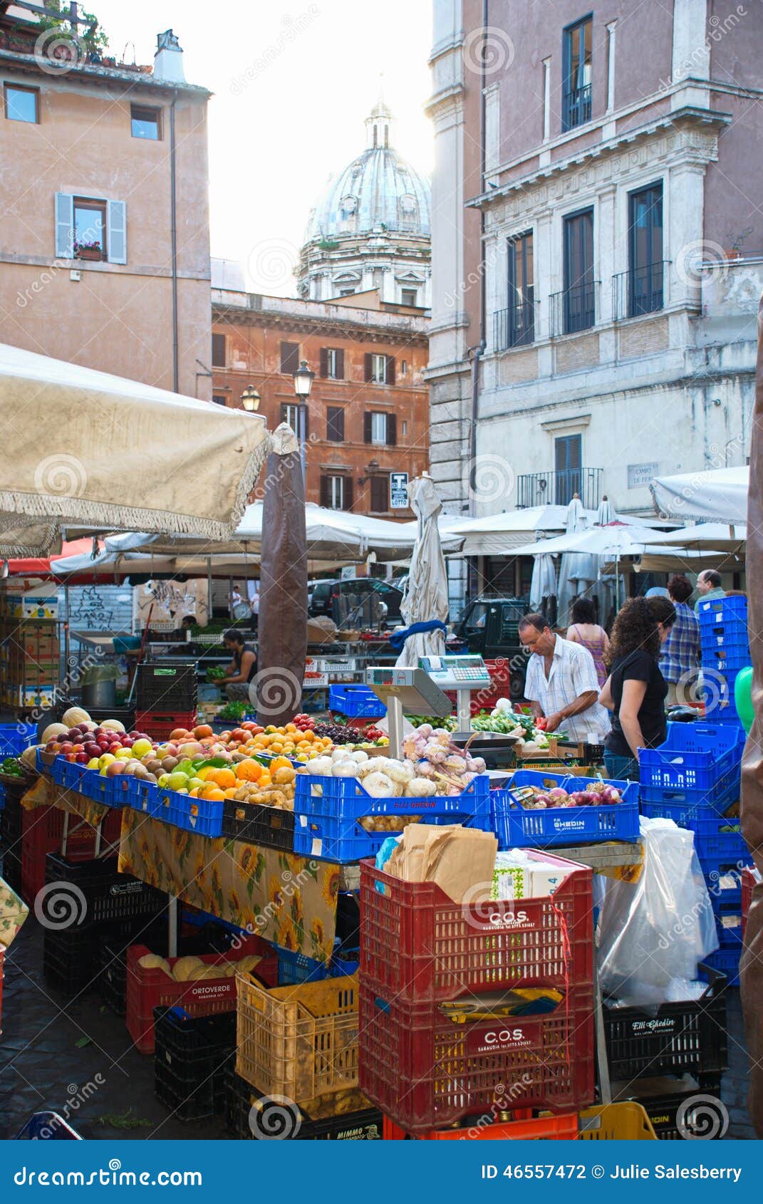 Mercado de producción italiano. Mercado local de la mañana en Roma céntrica que vende el recién hecho y las mercancías en área rodeados por los edificios antiguos de la arquitectura y las mercancías de compra de la gente