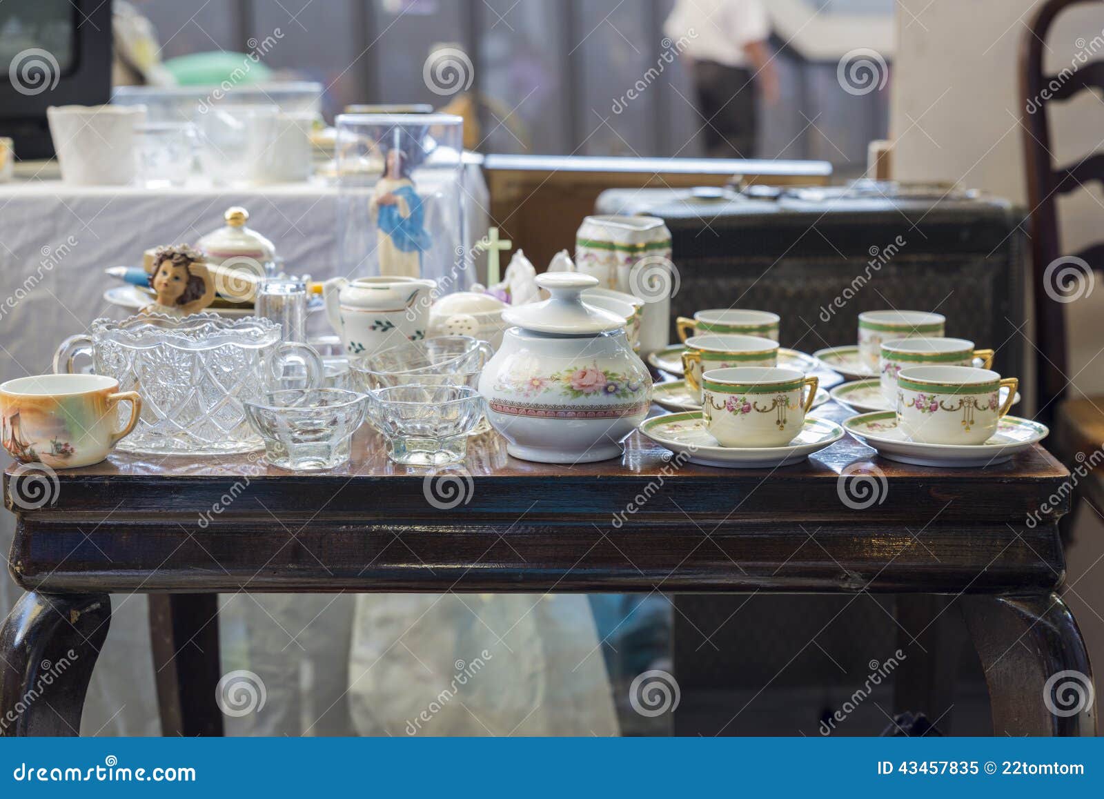 Mercado de pulgas, Els Encants Vells, Barcelona. Barcelona, España - 18 de junio de 2014: Objetos usados para la venta en el mercado de pulgas más famoso en Barcelona, también conocido como Els Encants o Els Encants Vells, situado en vecindad de las glorias en Barcelona, España el 18 de junio de 2014