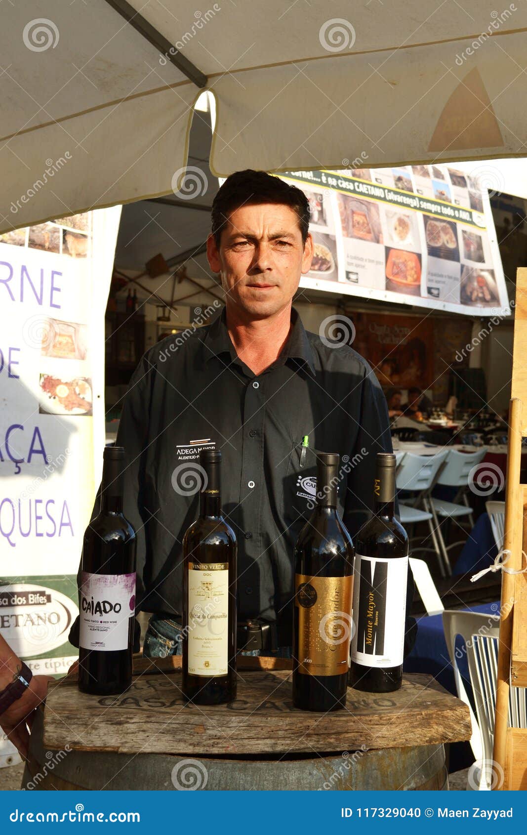 Mercado do vinho em público. Comércio do vinho na feira pública dos pneus, Portugal O vinho português é um do vinho o mais famoso e o mais fino no mundo