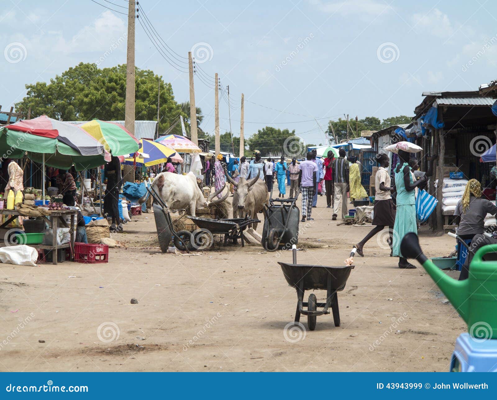 Mercado exterior, Sudão sul. BOR, SUDÃO SUL 30 DE OUTUBRO DE 2013: Os povos não identificados compram no mercado do ar livre em Bor, Sudão sul