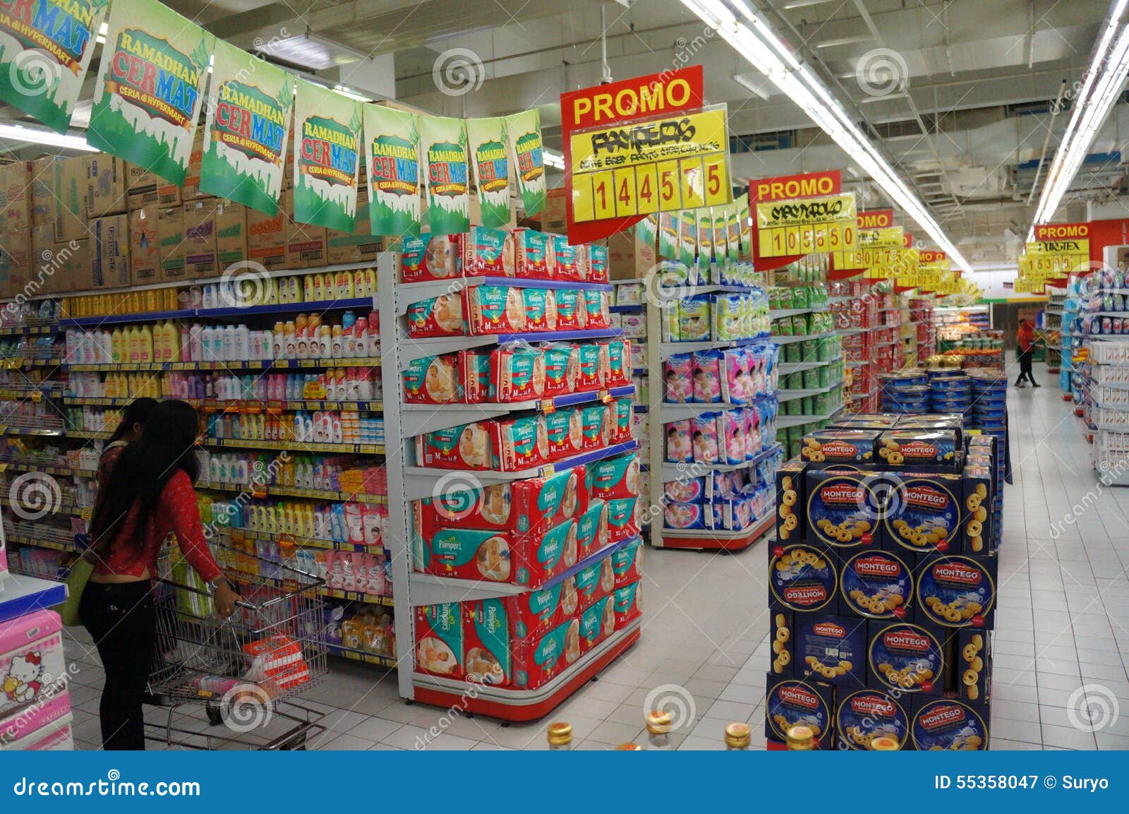 Os vários bens domésticos são vendidos em um disconto em um mercado super dentro de solo, Java central, Indonésia
