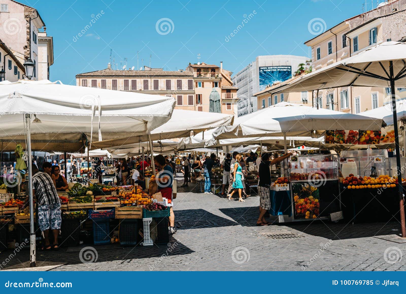 Mercato di strada con i frutti a Roma. Roma, Italia - 22 agosto 2016: Mercato di strada con i frutti nel quadrato di Campo di Fiori a Roma