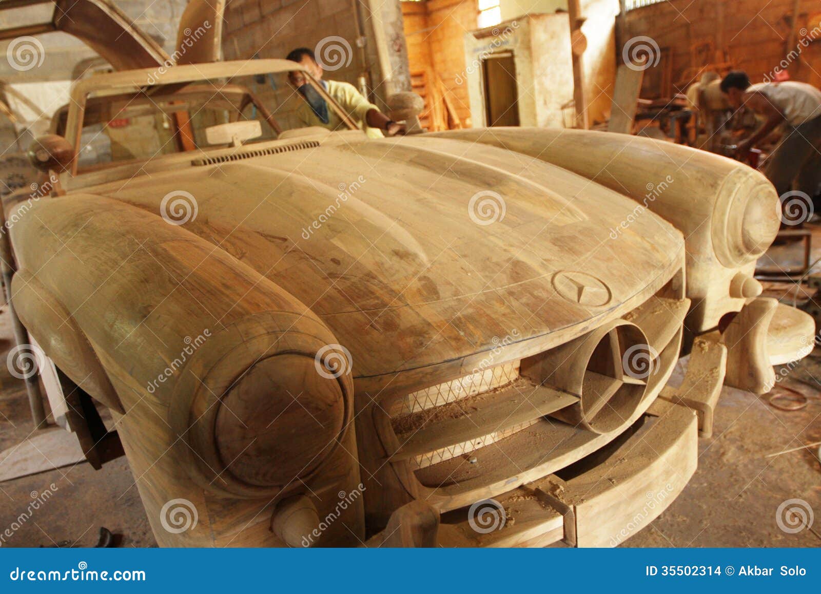 incompleet Tegen Overwegen Mercedes-auto Houten Ambacht Redactionele Stock Afbeelding - Image of  harley, indonesië: 35502314