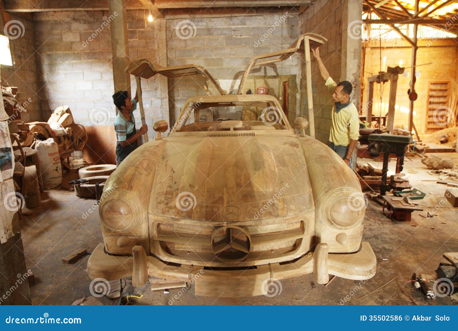 Mercedesauto Houten Ambacht Redactionele Foto Image of ambacht