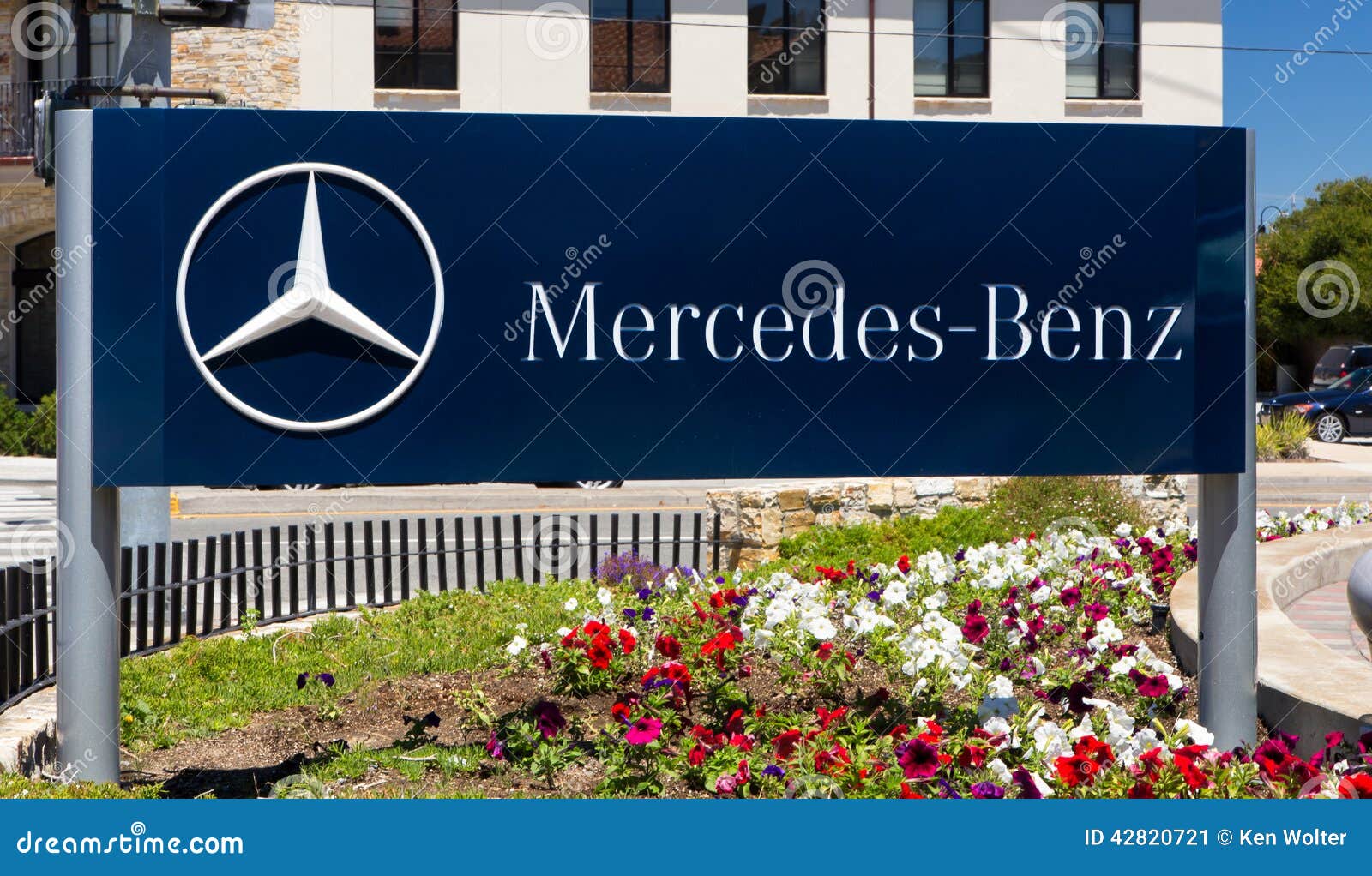 Mercedes Benz Automobile Dealership Sign Redaktionelles Foto Bild Von Zeichen Reflexion 42820721
