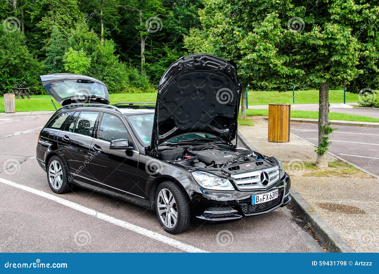 Mercedes-Benz W204 C180 fotografía editorial. Imagen de coche