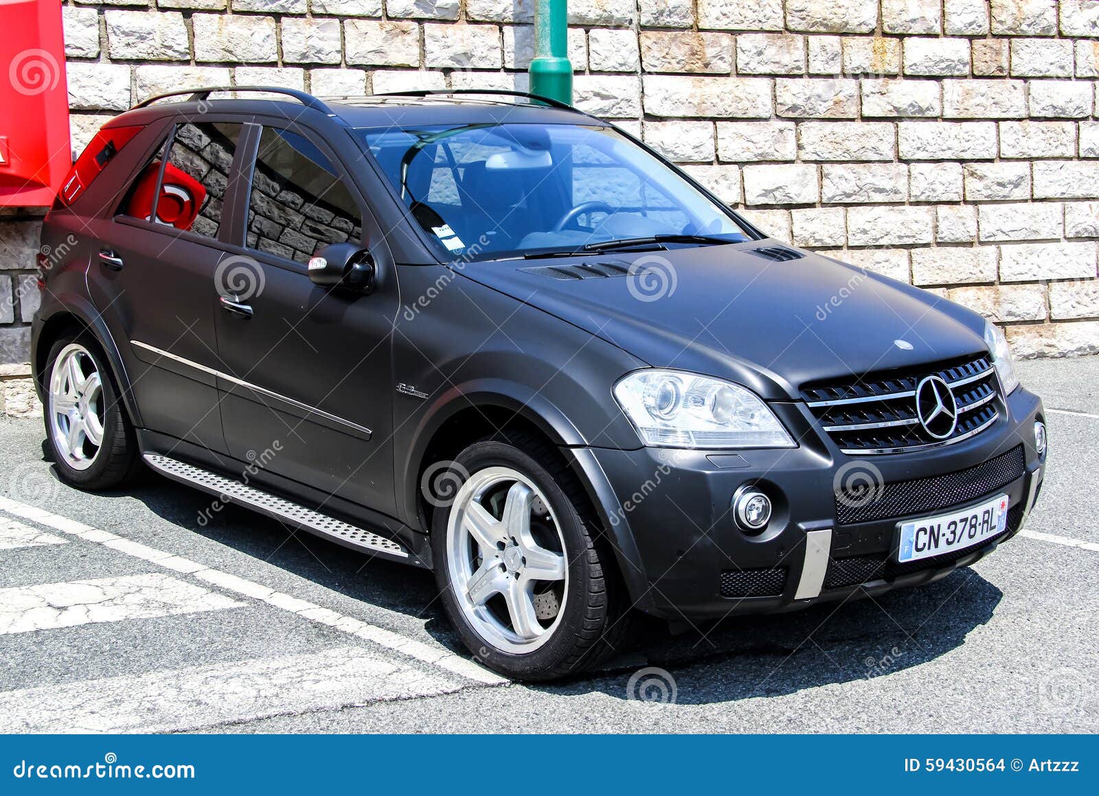 SAINT-TROPEZ, FRANCE - 3 Août 2014: Argent Voiture Mercedes-Benz