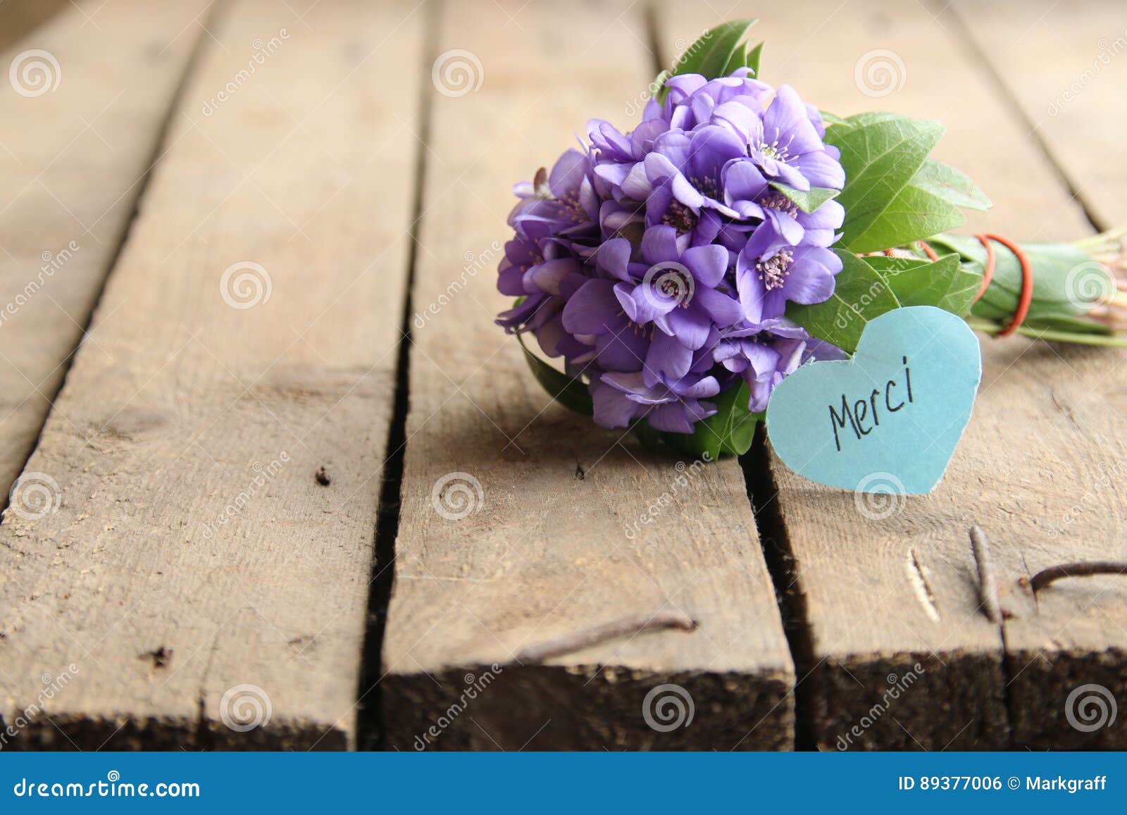 Merci écrit Sur L'étiquette Et Les Fleurs Photo stock Image du