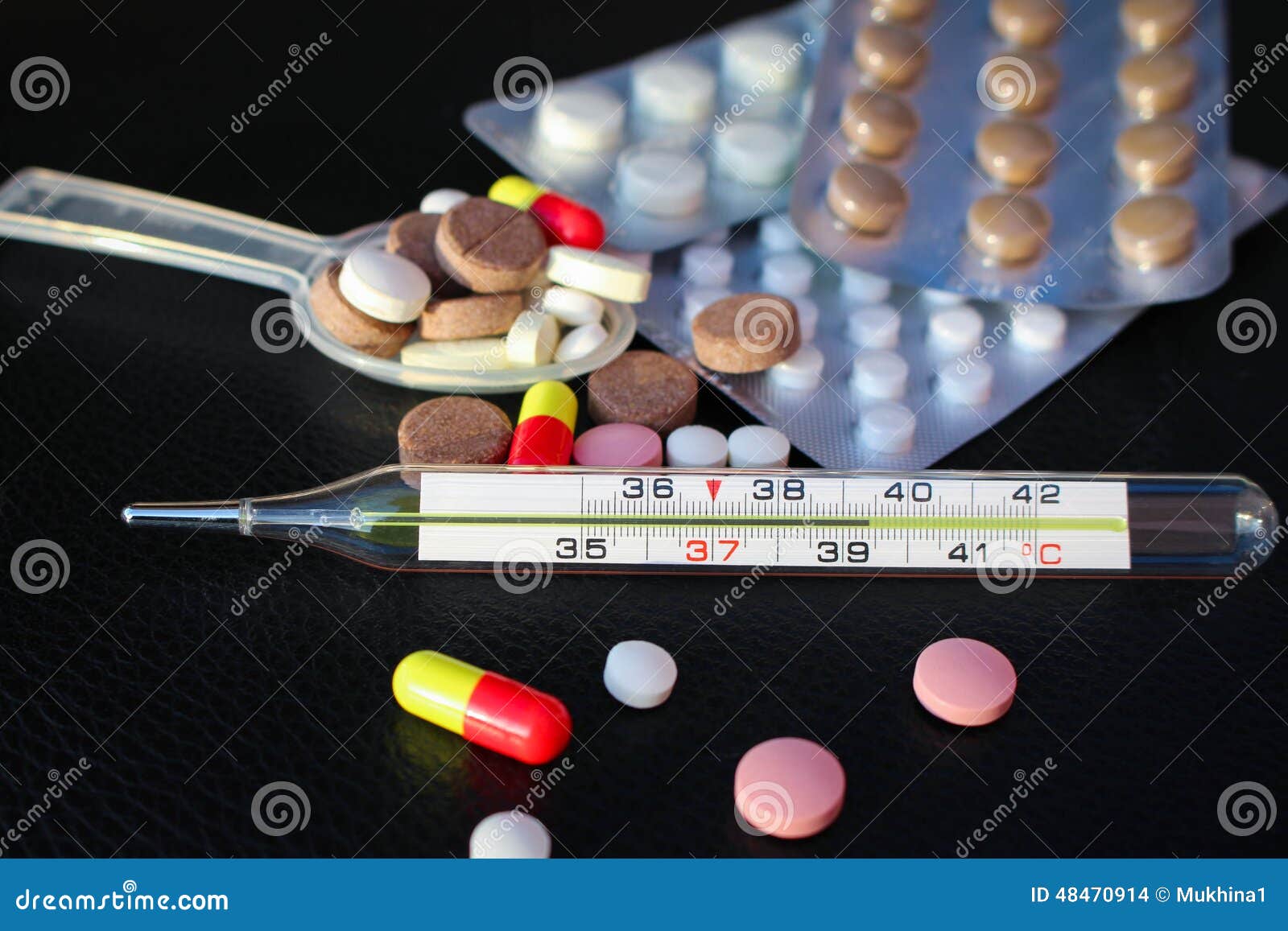 Лекарство температура 39. Фотография градусника на фоне лекарств. Температура таблетки. Градусник с температурой 39 с таблетками. Выходные с лекарствами.