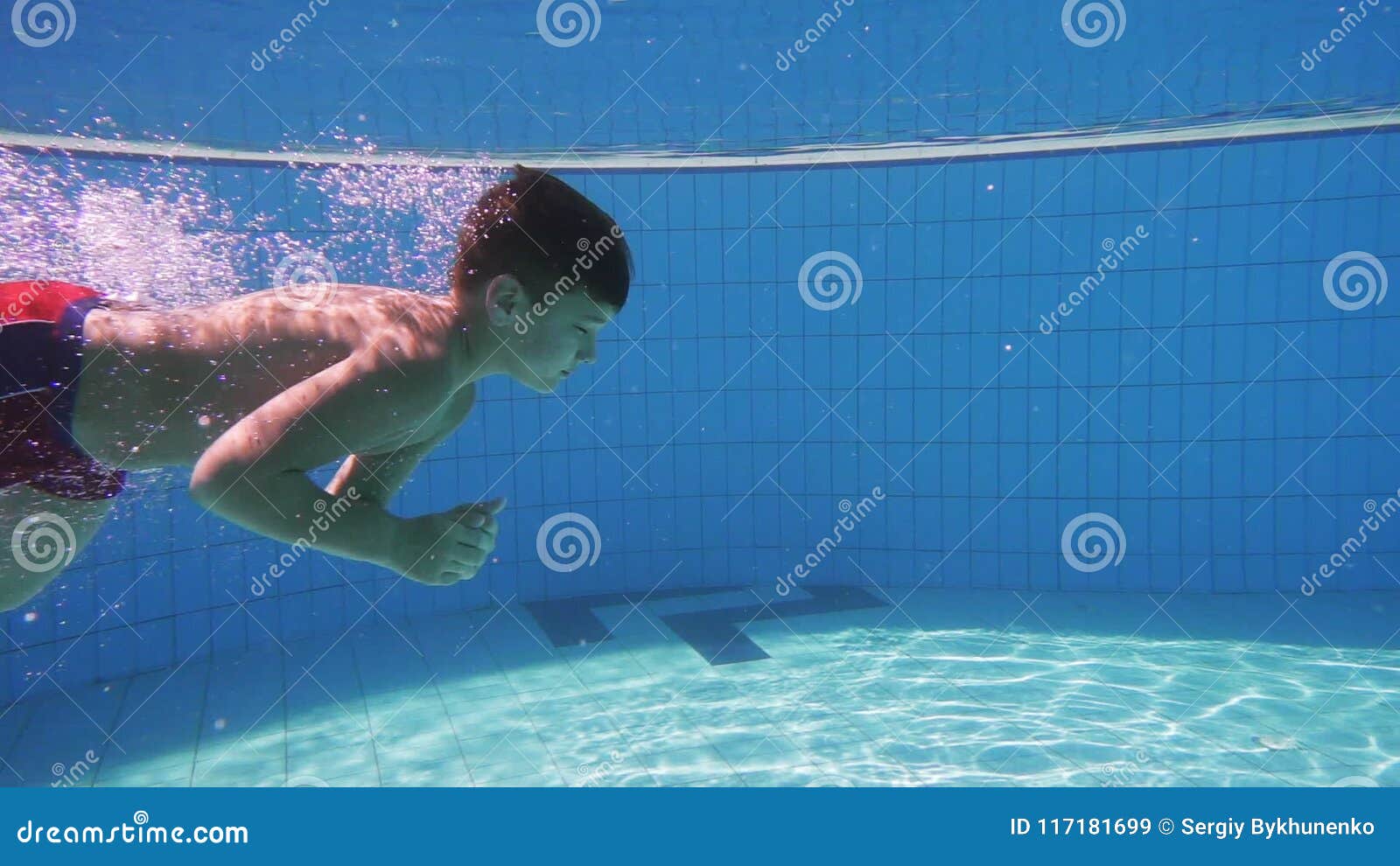 Rapaz a Mergulhar Na Piscina Video Estoque - Vídeo de menino, movimento:  117181699, image size:1600x990