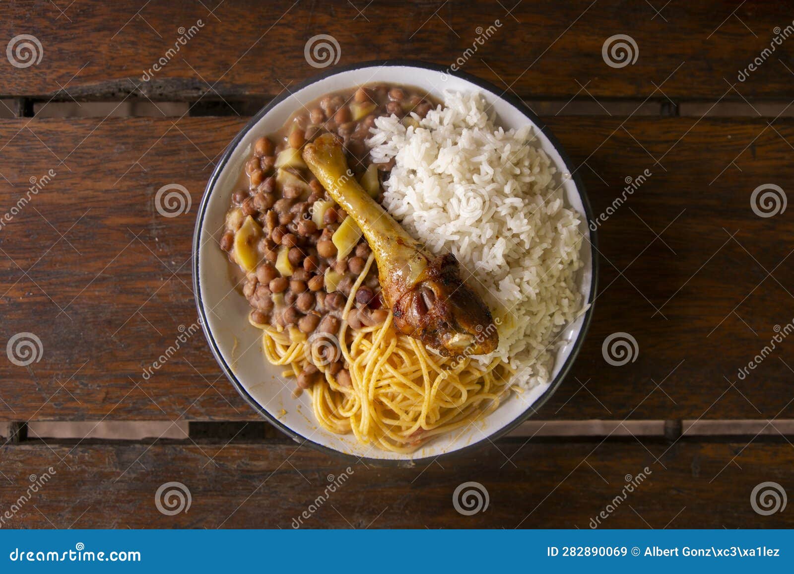 merienda de la chakra with chicken, rice and legumes.