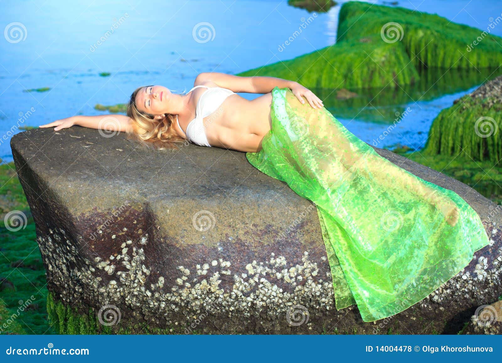 красивейший класть как женщина утеса mermaid