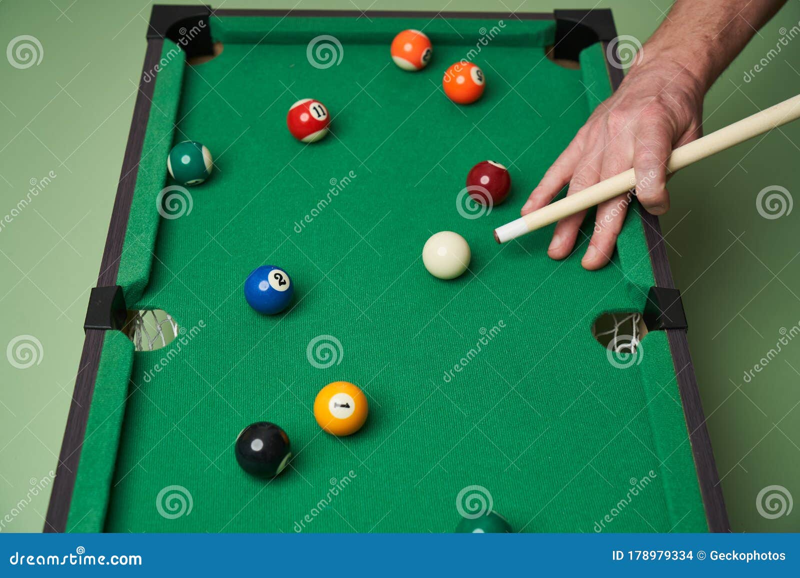 Bolas De Bilhar Coloridas Numa Mesa Verde. Jogo De Bilhar Em Um Bar.  Snooker Foto de Stock - Imagem de esfera, verde: 250005680