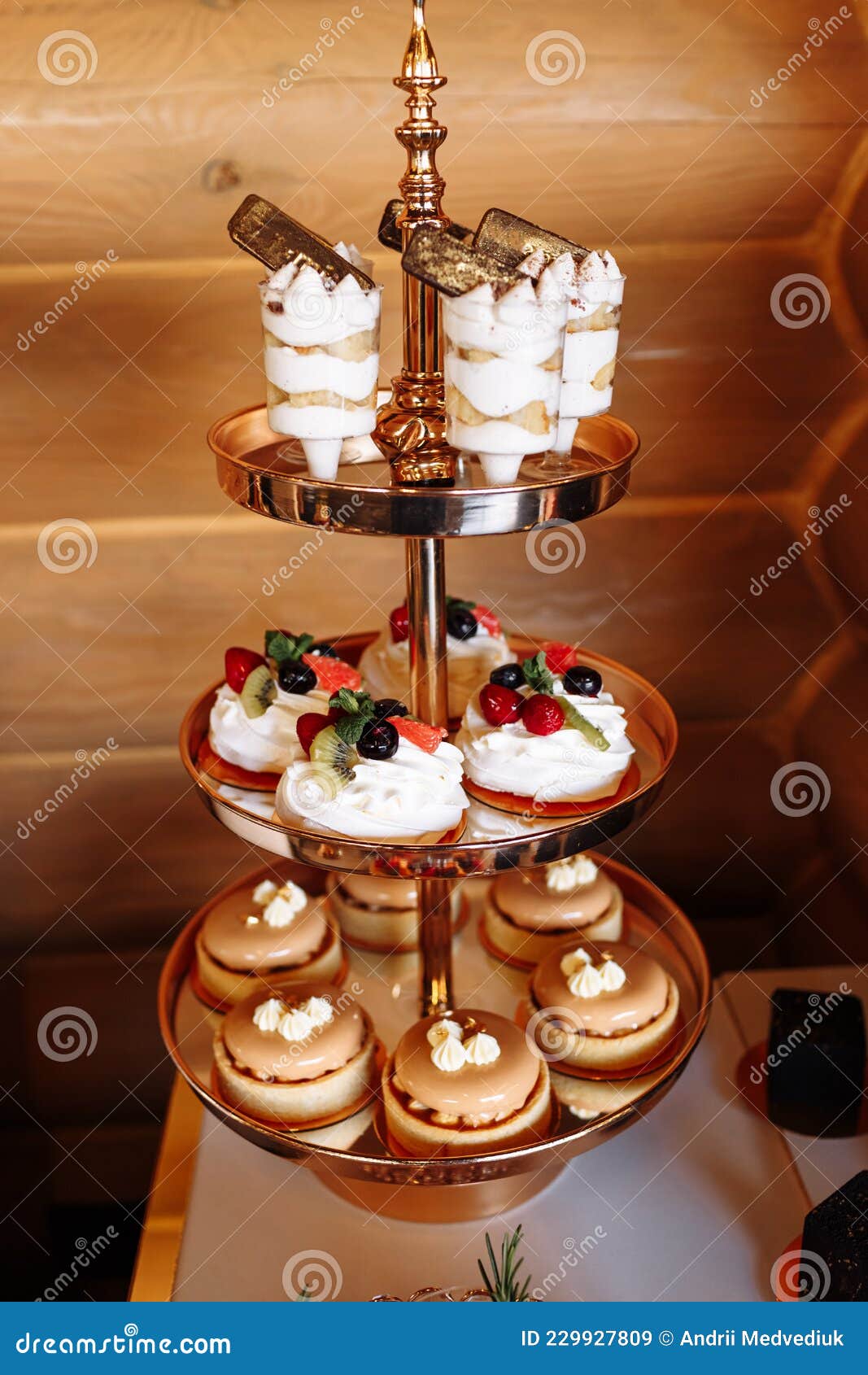 oyente mi silencio Mesa De Bodas De Lujo Con Postres Modernos Pasteles Con Frutas. Delicioso Bar De Caramelos Imagen de archivo - Imagen de rosa, costoso: 229927809 oyente mi silencio Mesa De Bodas De Lujo Con Postres Modernos Pasteles Con Frutas. Delicioso Bar De Caramelos Imagen de archivo - Imagen de rosa, costoso: 229927809
