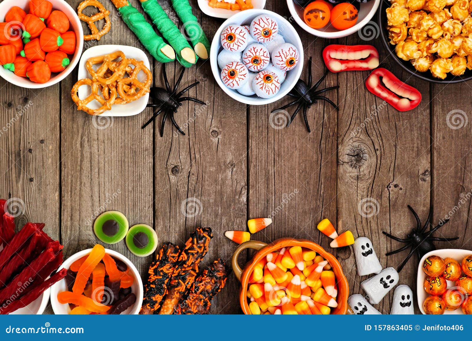 Conjunto De Doces De Halloween Sobre Fundo De Madeira Velho Imagem de Stock  - Imagem de doce, jogo: 217646087