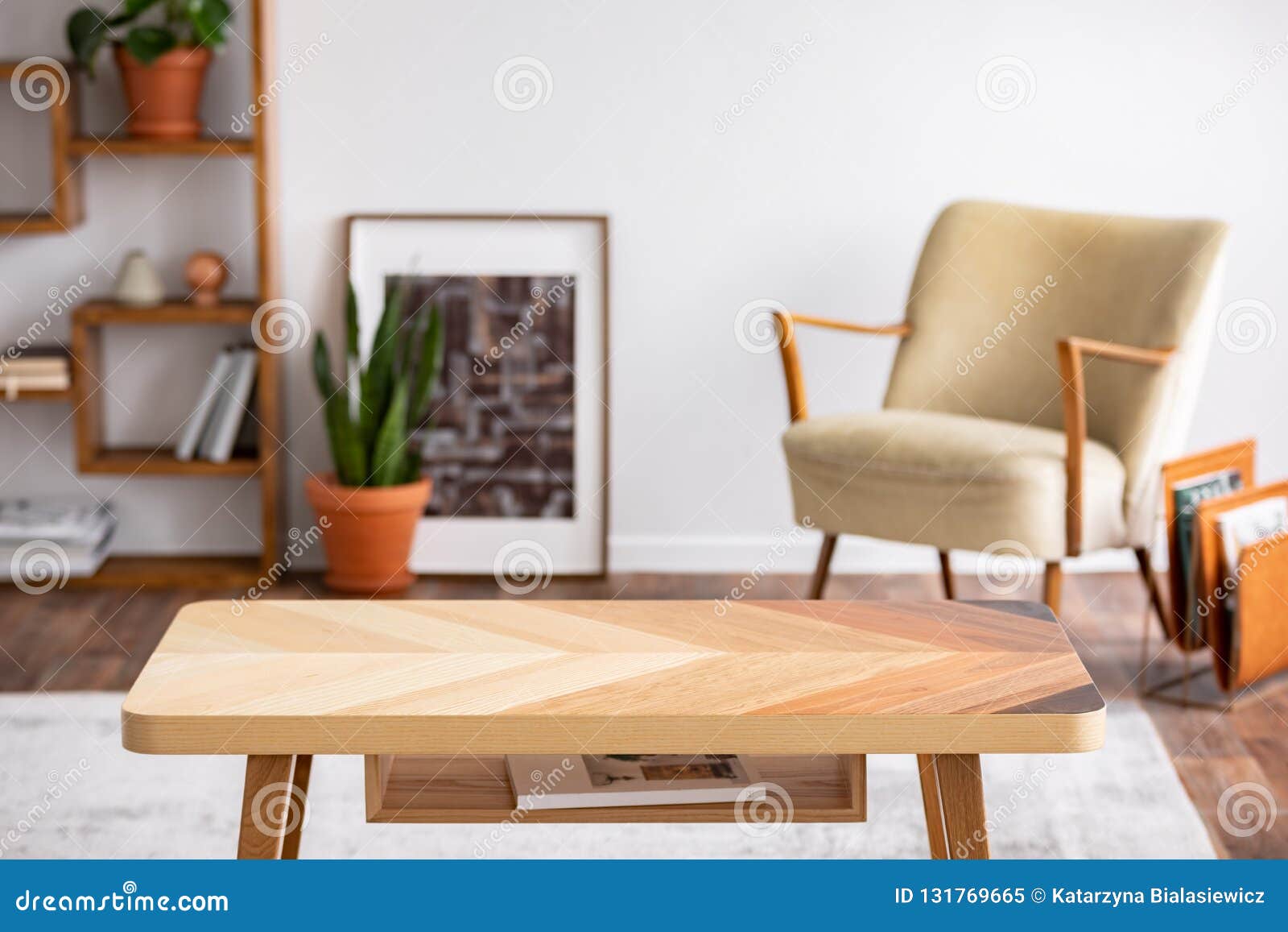 Mesa De Centro De Madera En El Interior Elegante De La Sala De Estar, Real de - Imagen de foto, marco: 131769665