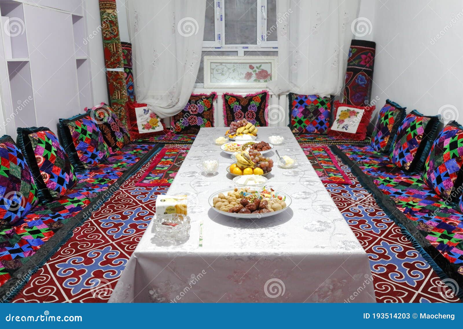 Mesa De Comedor Larga De La Gente De Xinjiang Adobe Rgb Imagen de archivo -  Imagen de tela, amortiguador: 193514203