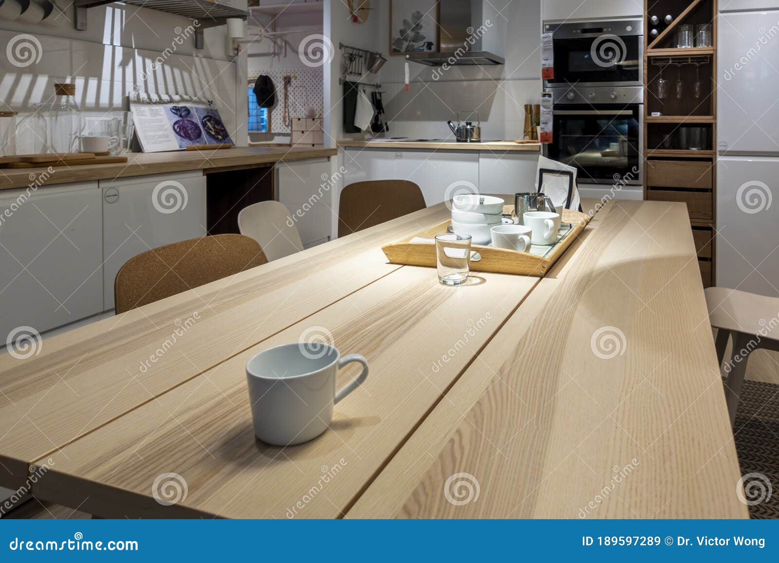 Mesa De Comedor Y Decoración De Cocina En El Ikea Store Imagen de